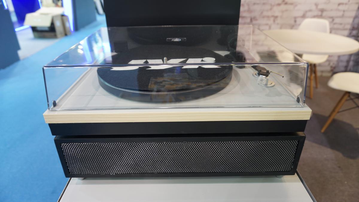 Wireless pair turntable with speaker
